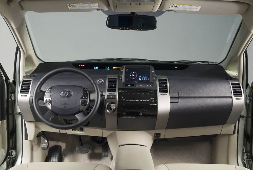 us_2006_14_armaturen_low.jpg us_2006_14_armaturen_low.jpg